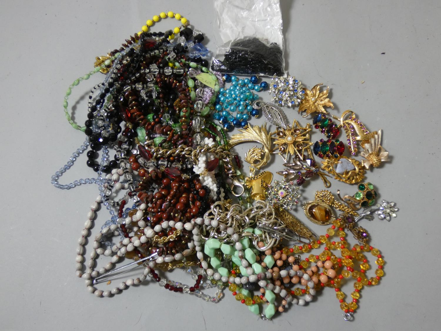 A quantity of costume jewellery.