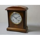 An inlaid mohogany cased mantle clock, Newhaven trademark USA, complete with key & pendulum. 25cm