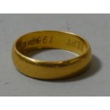A 22 ct gold wedding band, 6.3 gms.