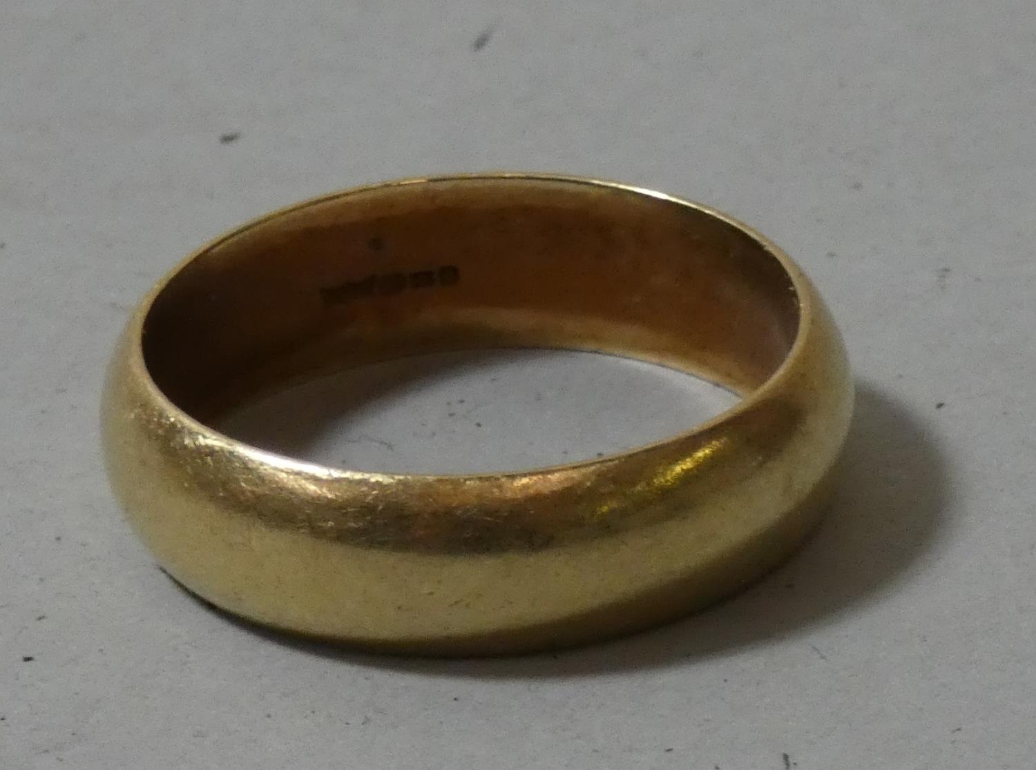 A 9ct gold wedding band, 5.8 gms.