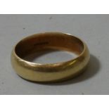 A 9ct gold wedding band, 5.8 gms.