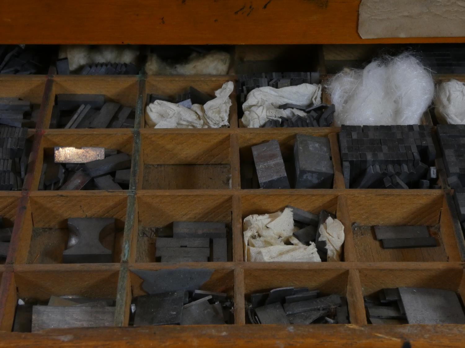 A five drawer wooden printers chest including contents of metal stamps in varied sizes. height 25cm, - Image 2 of 3