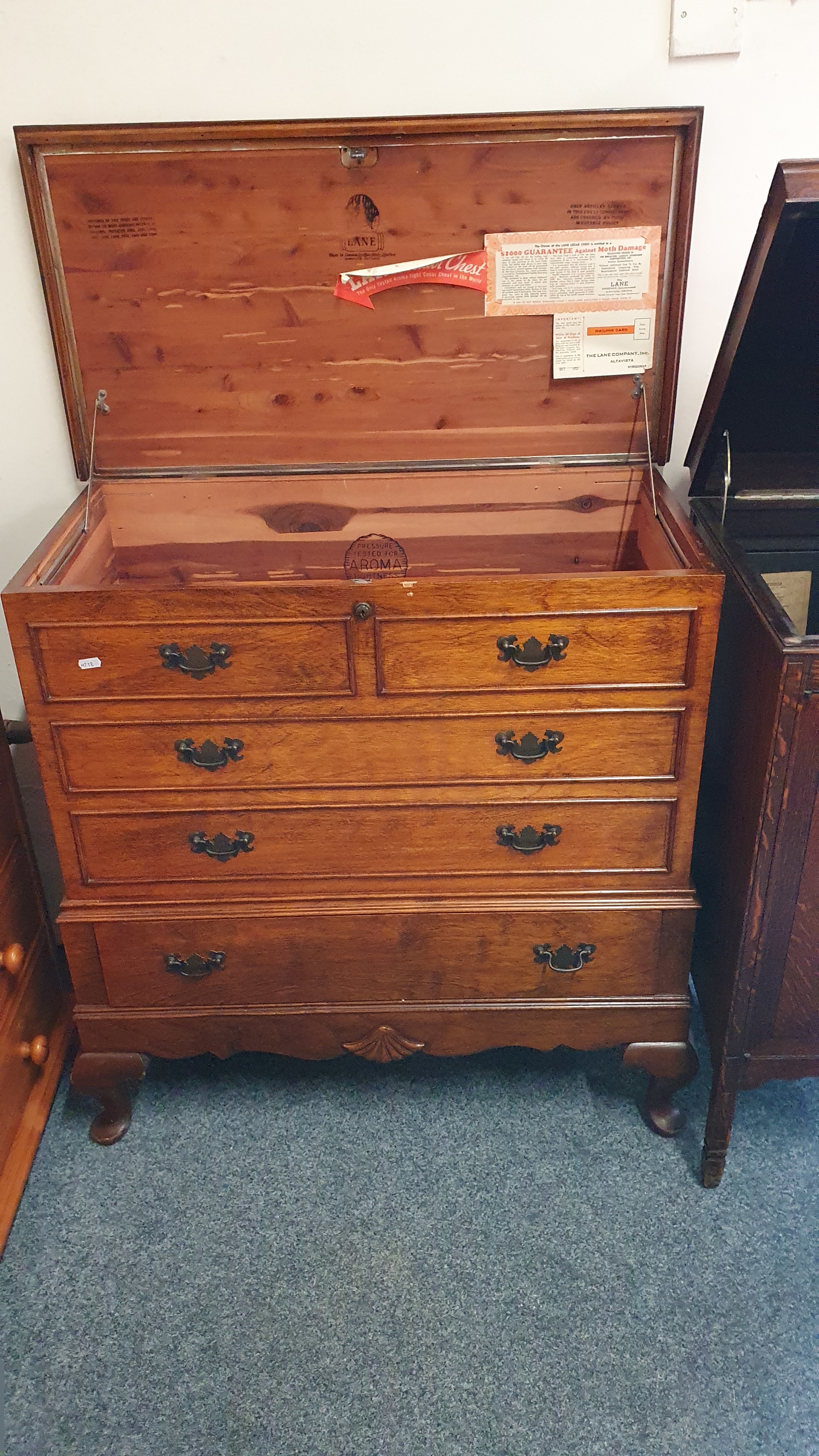 The Lane Company, Altavista, Canada, a cedar blanket chest - Image 2 of 6