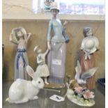 A collection of Lladro ceramic figurines and animal models (5)