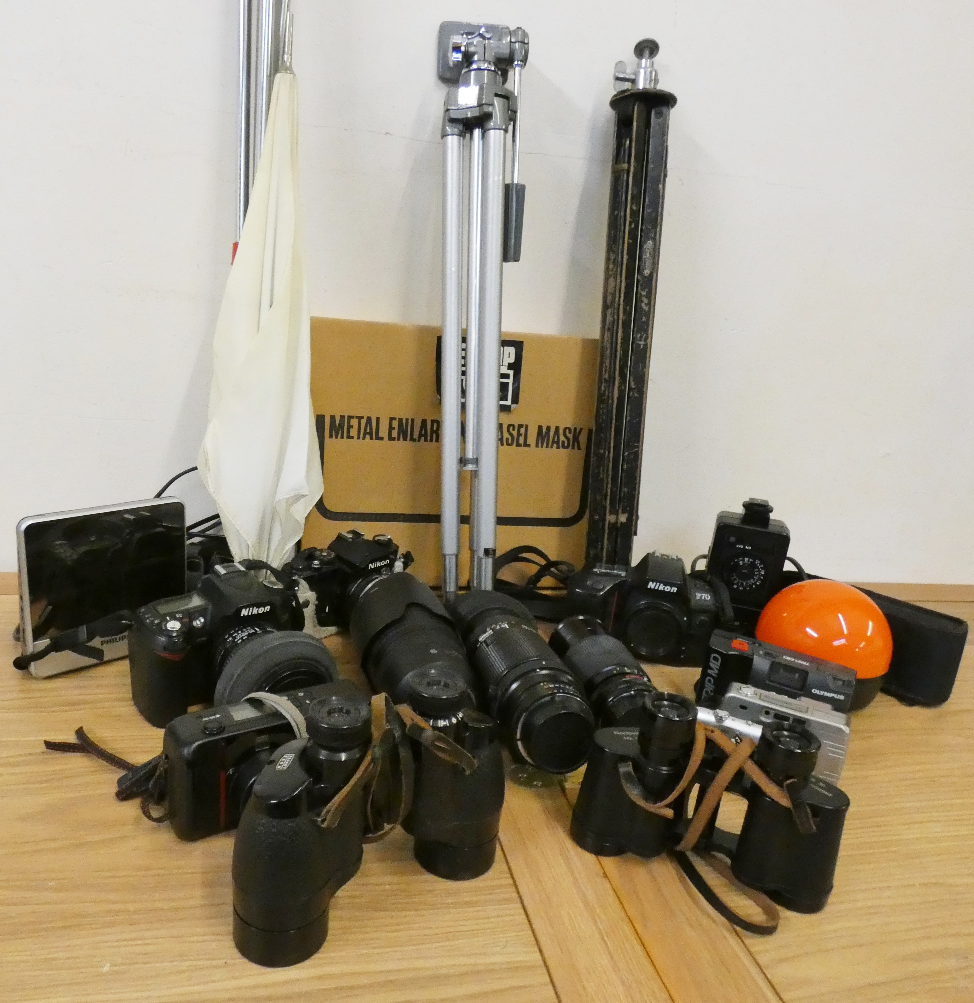 2 boxes of camera's/equipment, tripods and a ME Opta Axomats standard enlarger. - Image 6 of 6