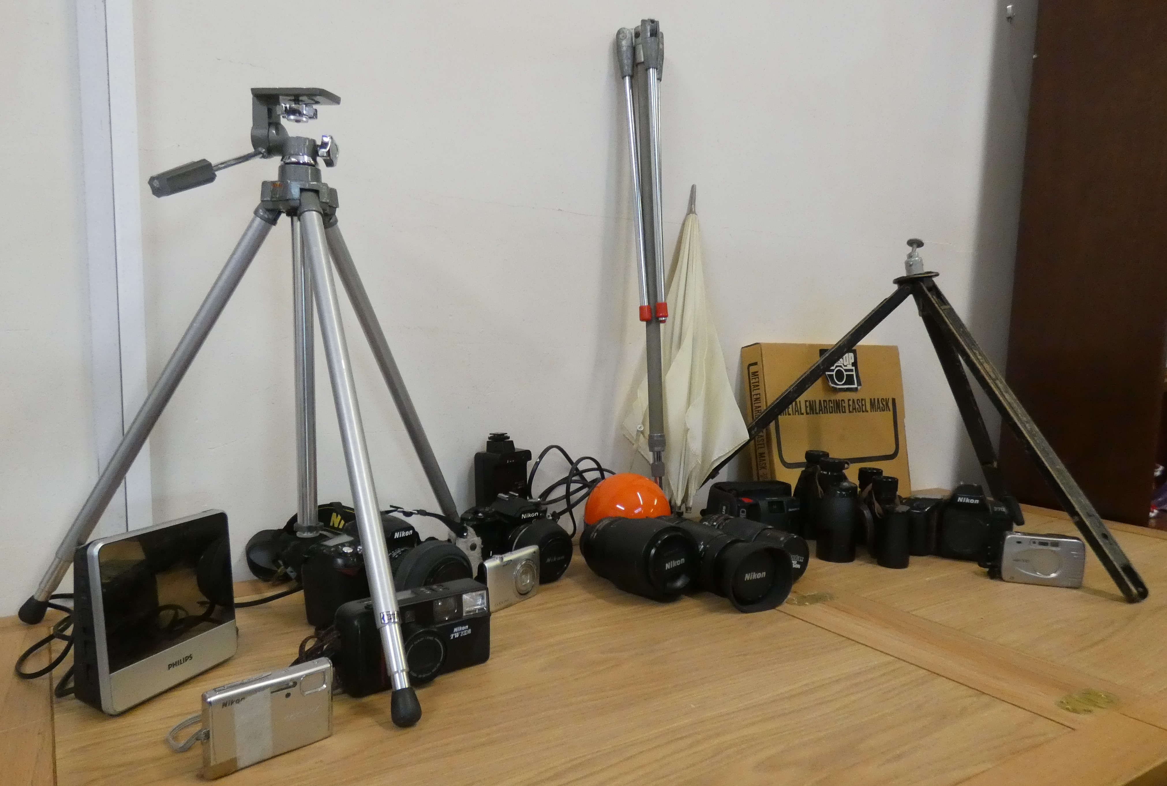 2 boxes of camera's/equipment, tripods and a ME Opta Axomats standard enlarger. - Image 2 of 6