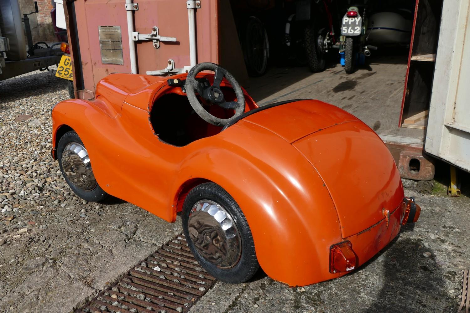 A 1940's / 1950's ' Austin Junior Forty ' ( J40 ) child's pedal car, ex fairground ride, repainted - Image 3 of 3