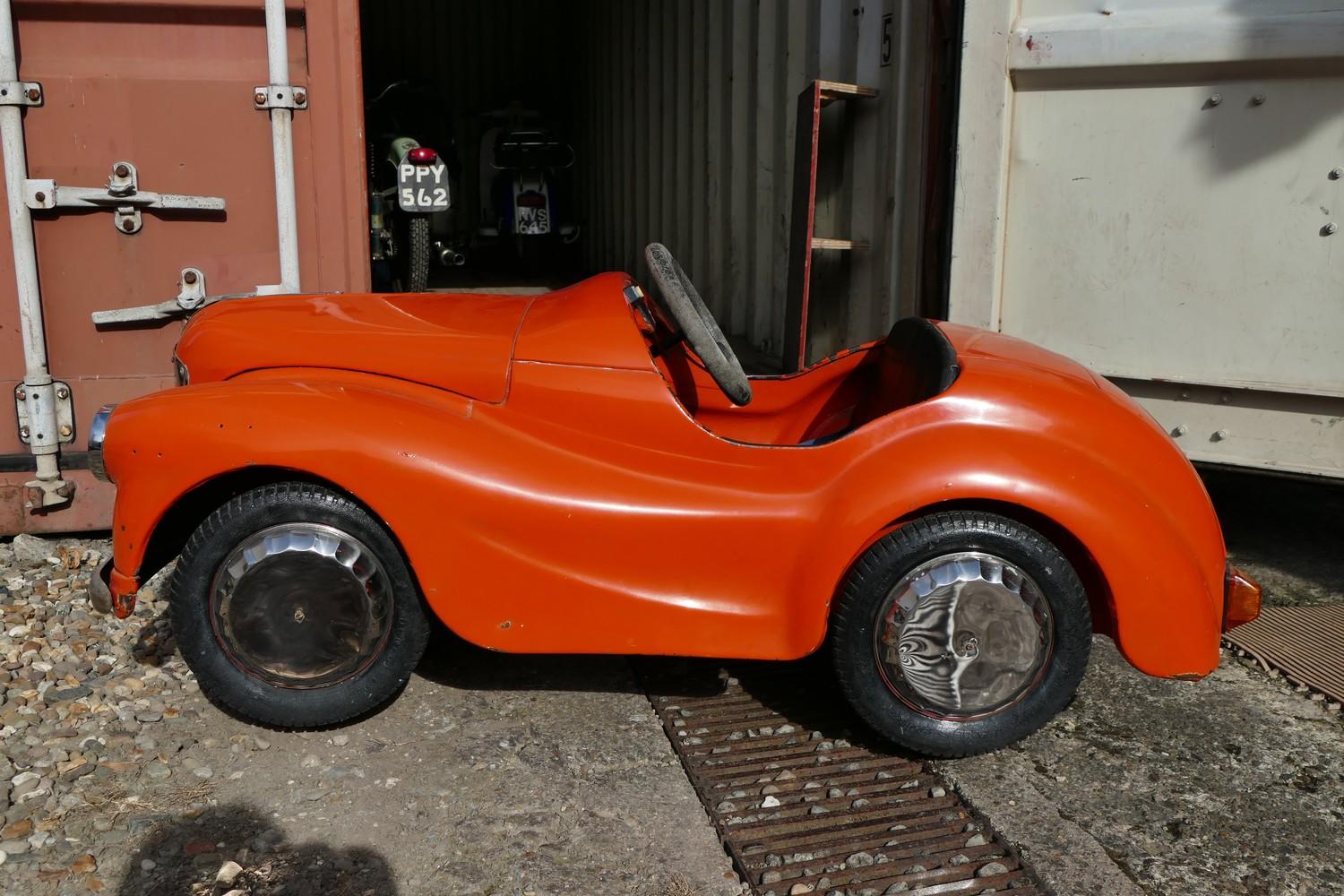 A 1940's / 1950's ' Austin Junior Forty ' ( J40 ) child's pedal car, ex fairground ride, repainted - Image 2 of 3