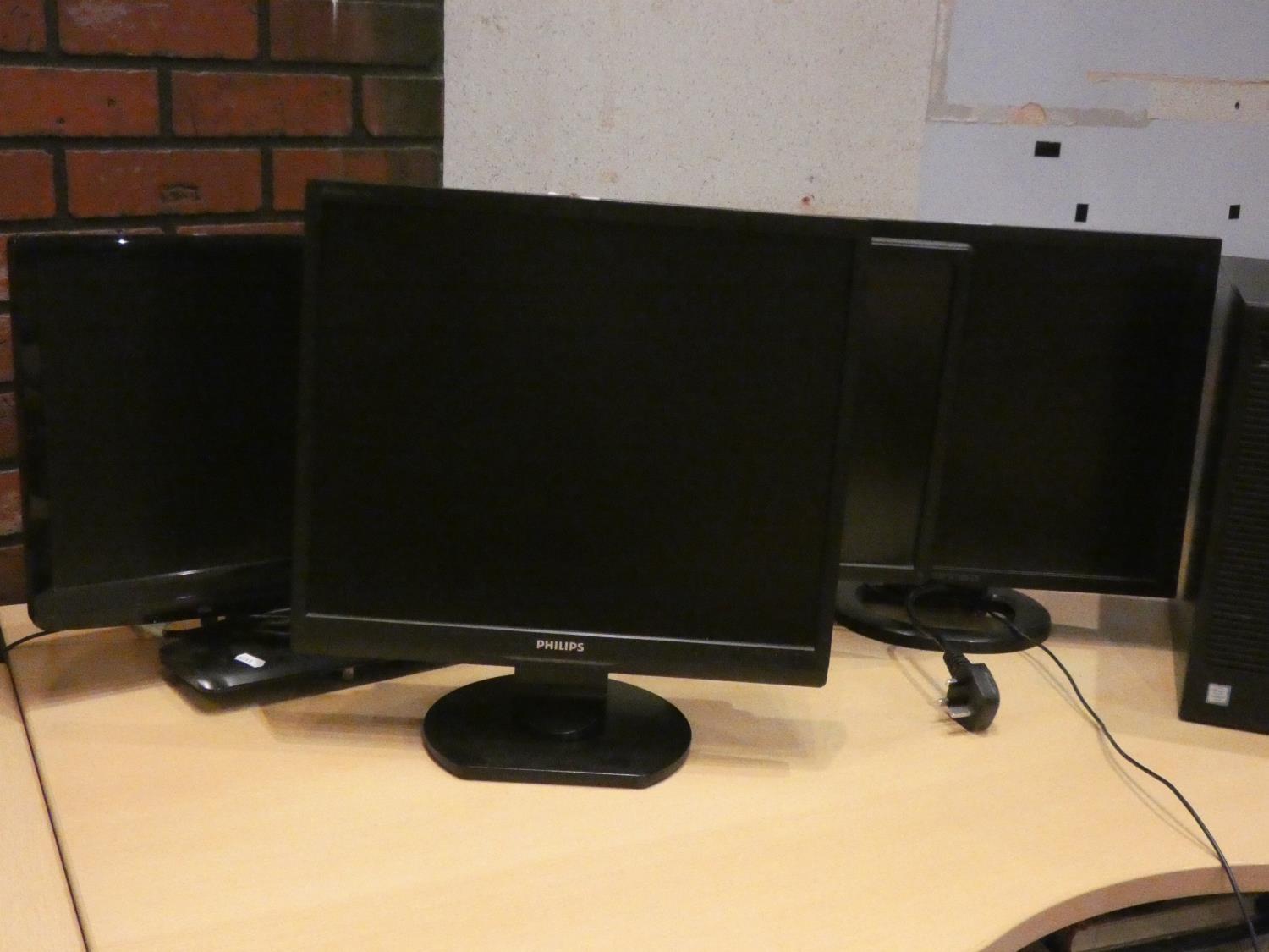 A collection of computing equipment to include- Dell, Hanns-G, Packard Bell and Phillips monitors, - Image 4 of 4
