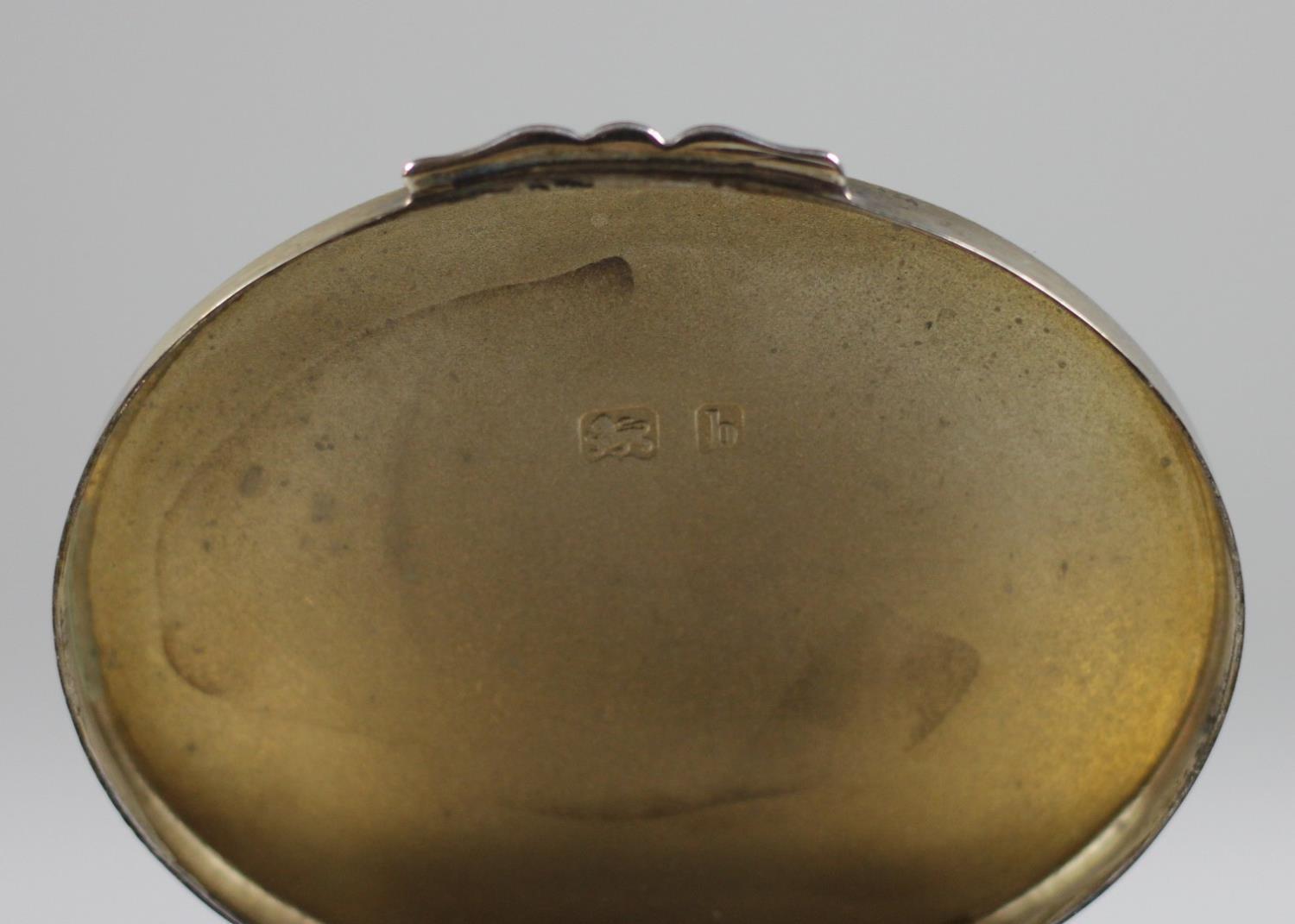 An Edwardian silver oval pill box, Birmingham 1901, the hinged lid with armorial crest, 5.5 x 4.0 - Image 2 of 3