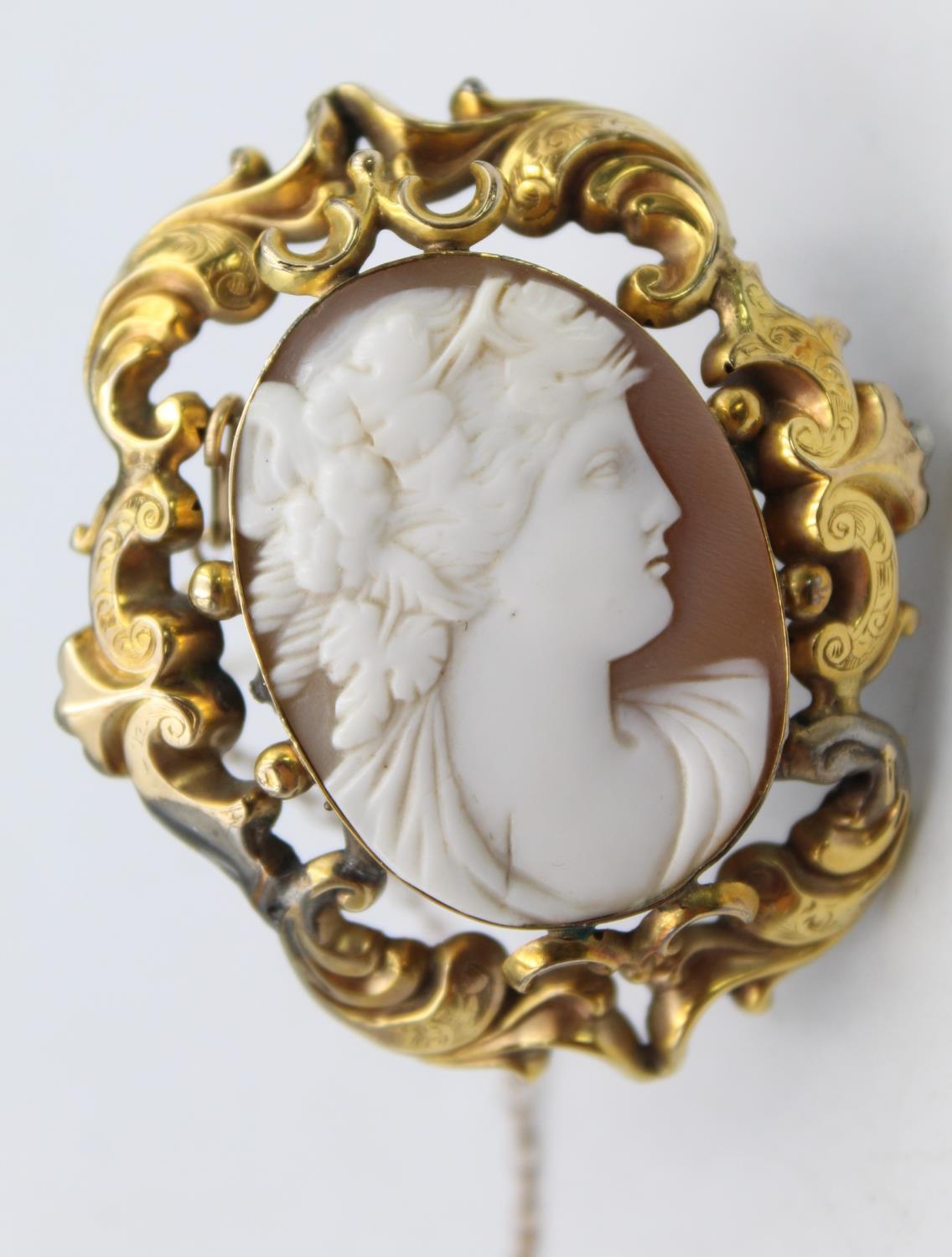 A Victorian gold mounted shell cameo brooch, depicting a Bacchanalian lady, scroll mount, 5 x 4 cm. - Image 2 of 5