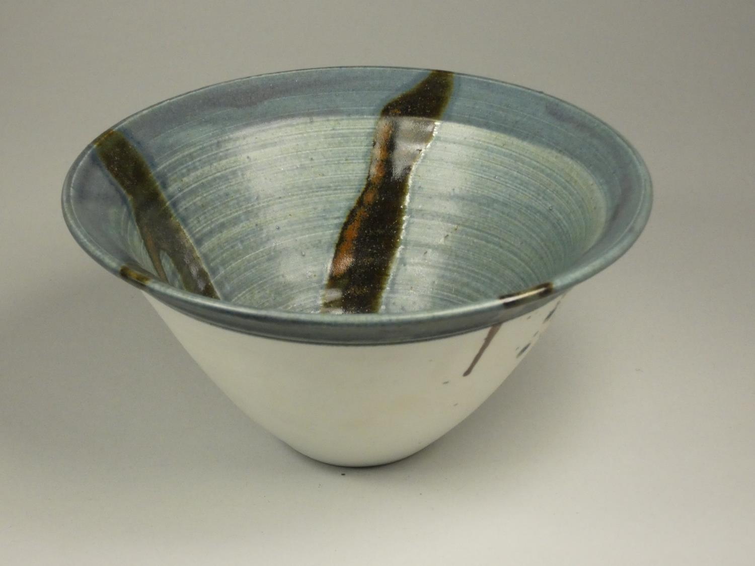 Charles Bound (b.1939), a set of three small bowls with two white bases and brown and green - Image 3 of 7