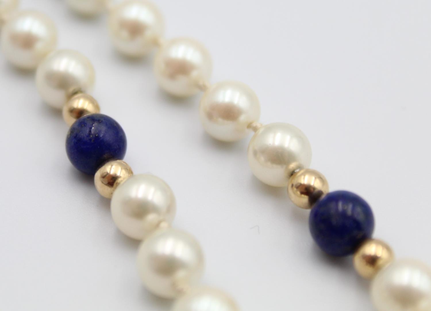 A cultured pearl and lapis lazuli bead necklace, 9ct gold clasp, length 60 cm. - Image 3 of 5