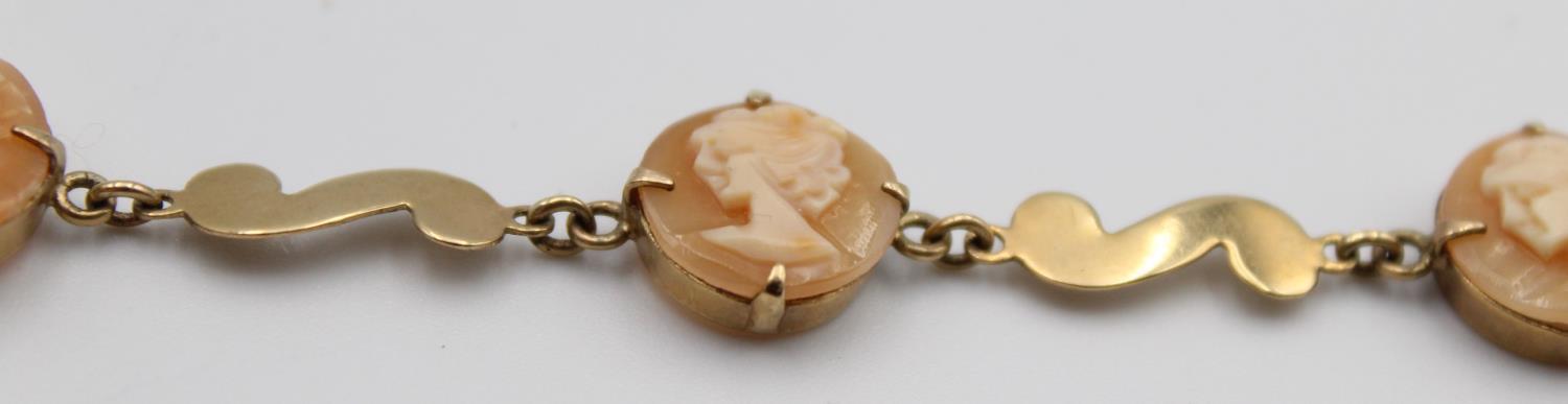 A 9ct gold and shell cameo bracelet, length 18 cm, 6 gms. - Image 4 of 6