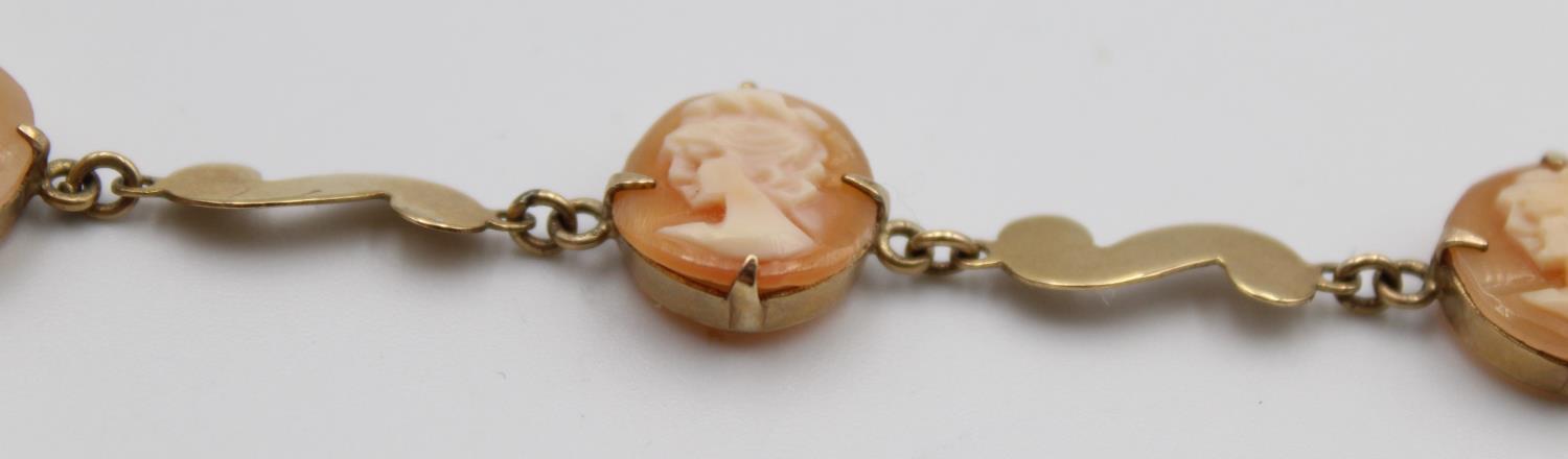 A 9ct gold and shell cameo bracelet, length 18 cm, 6 gms. - Image 3 of 6