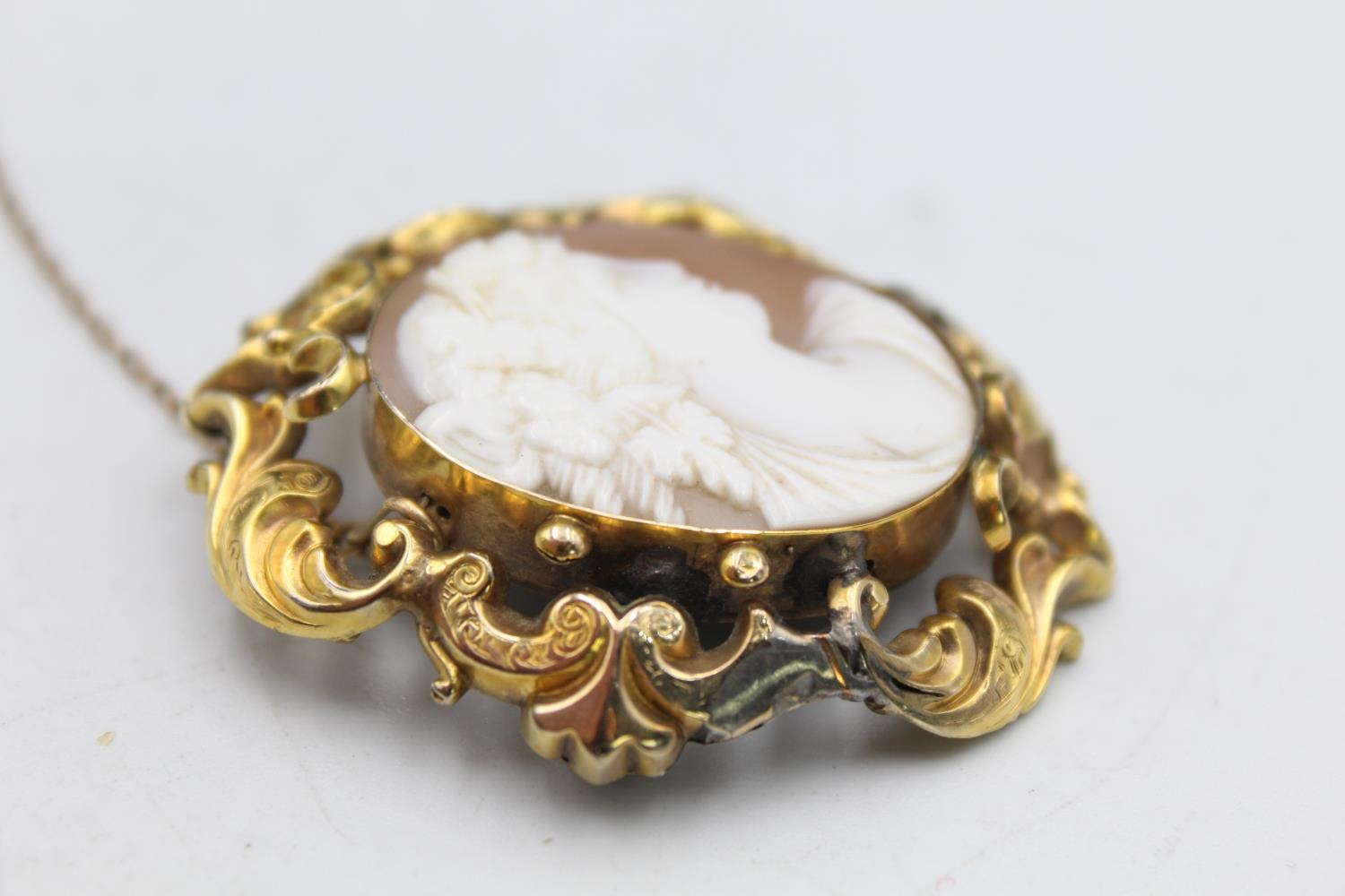 A Victorian gold mounted shell cameo brooch, depicting a Bacchanalian lady, scroll mount, 5 x 4 cm. - Image 4 of 5