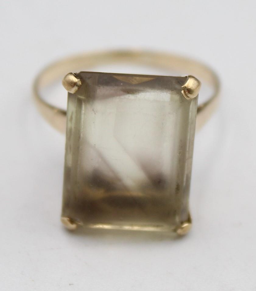 A 9ct gold and smokey quartz dress ring, London 1966, claw set with a step cut stone, 17 x 12 cm,