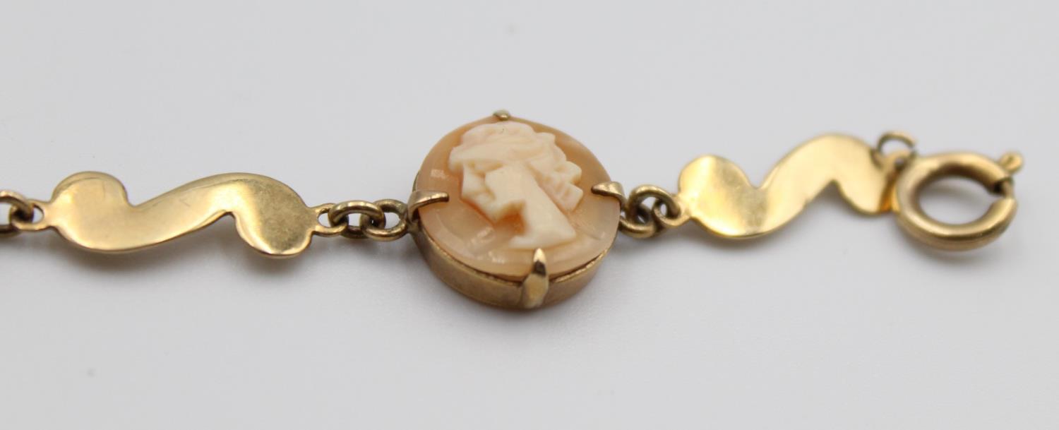 A 9ct gold and shell cameo bracelet, length 18 cm, 6 gms. - Image 5 of 6