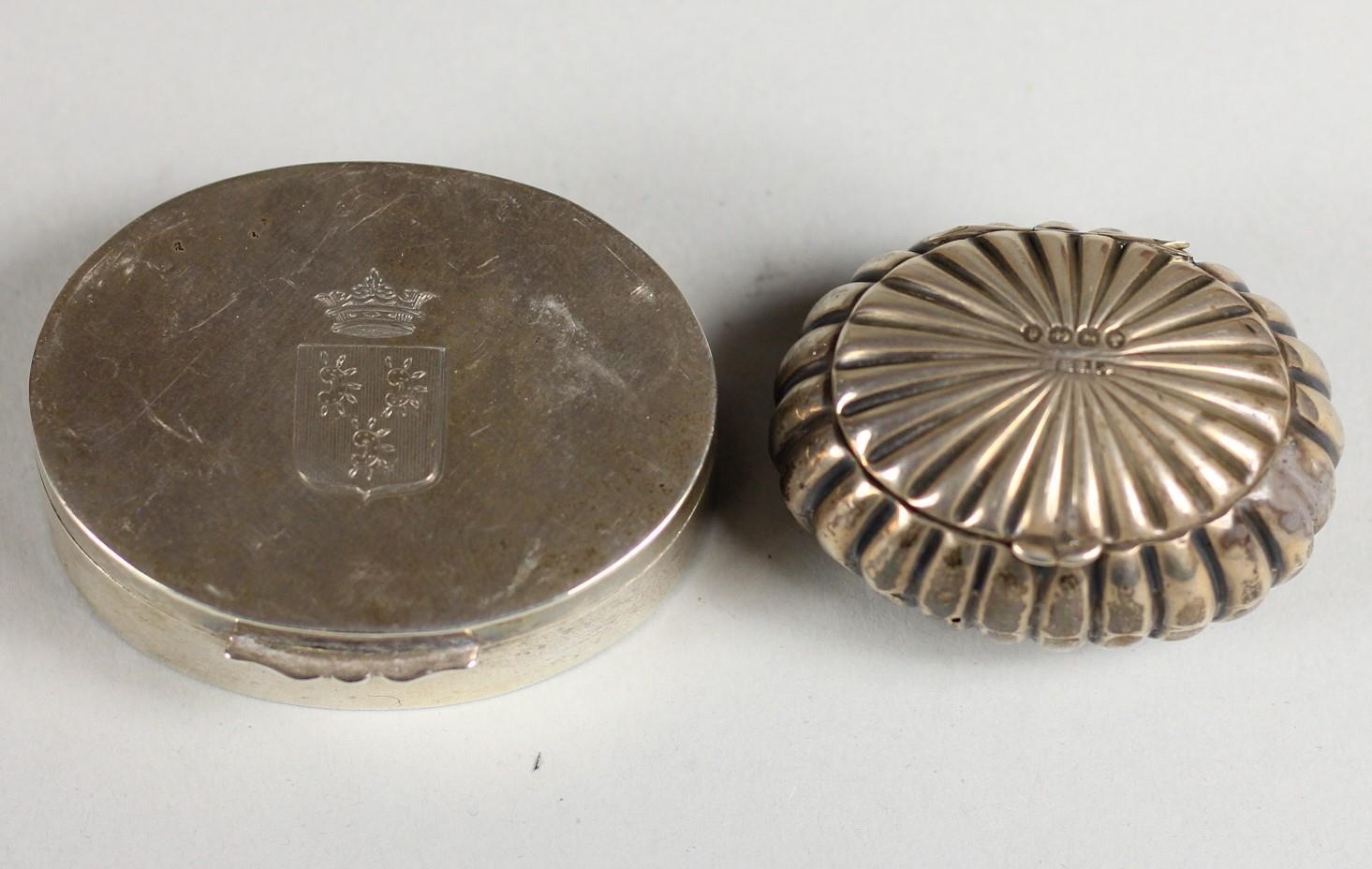 An Edwardian silver oval pill box, Birmingham 1901, the hinged lid with armorial crest, 5.5 x 4.0