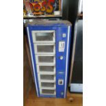 A Turbon Berlin metal vending machine in blue, 76 x 32 x 21 cm.
