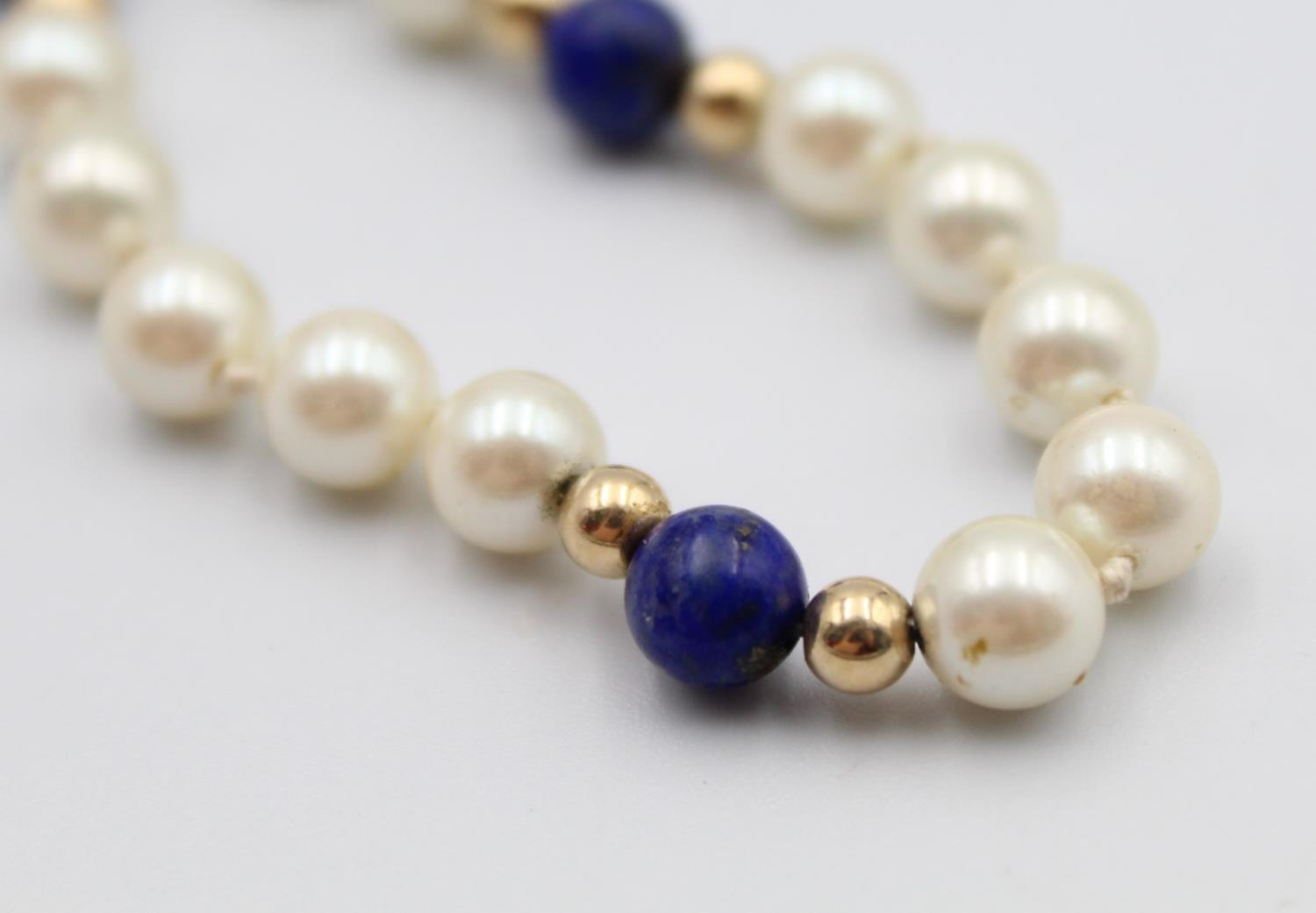 A cultured pearl and lapis lazuli bead necklace, 9ct gold clasp, length 60 cm. - Image 4 of 5