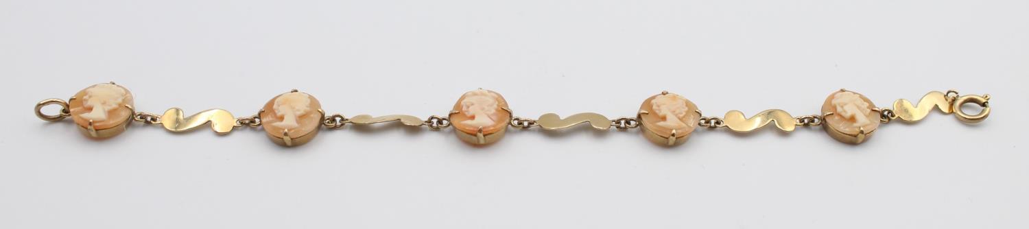 A 9ct gold and shell cameo bracelet, length 18 cm, 6 gms.