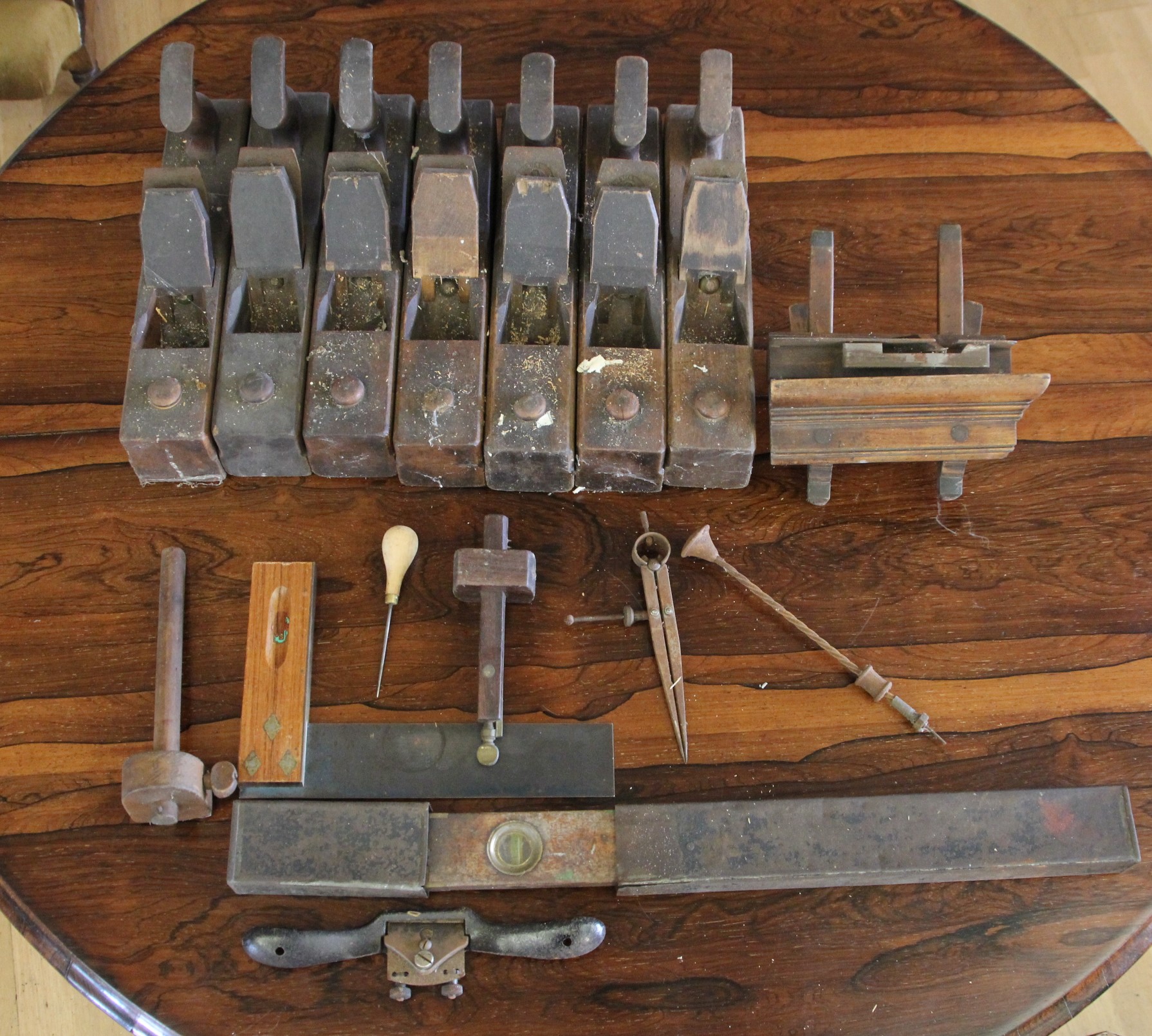 A quantity of early woodmakers tools including block planes, slide rule, spirit level, grinding