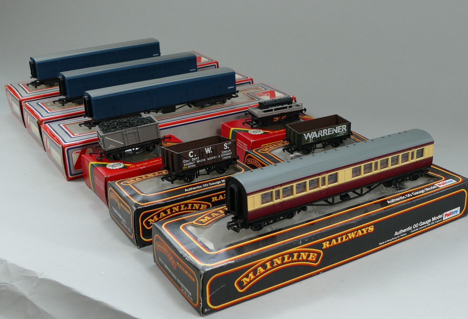 A collection of OO gauge model railway to include- Hornby Railway B.R mineral wagon (R,217), G.W.R