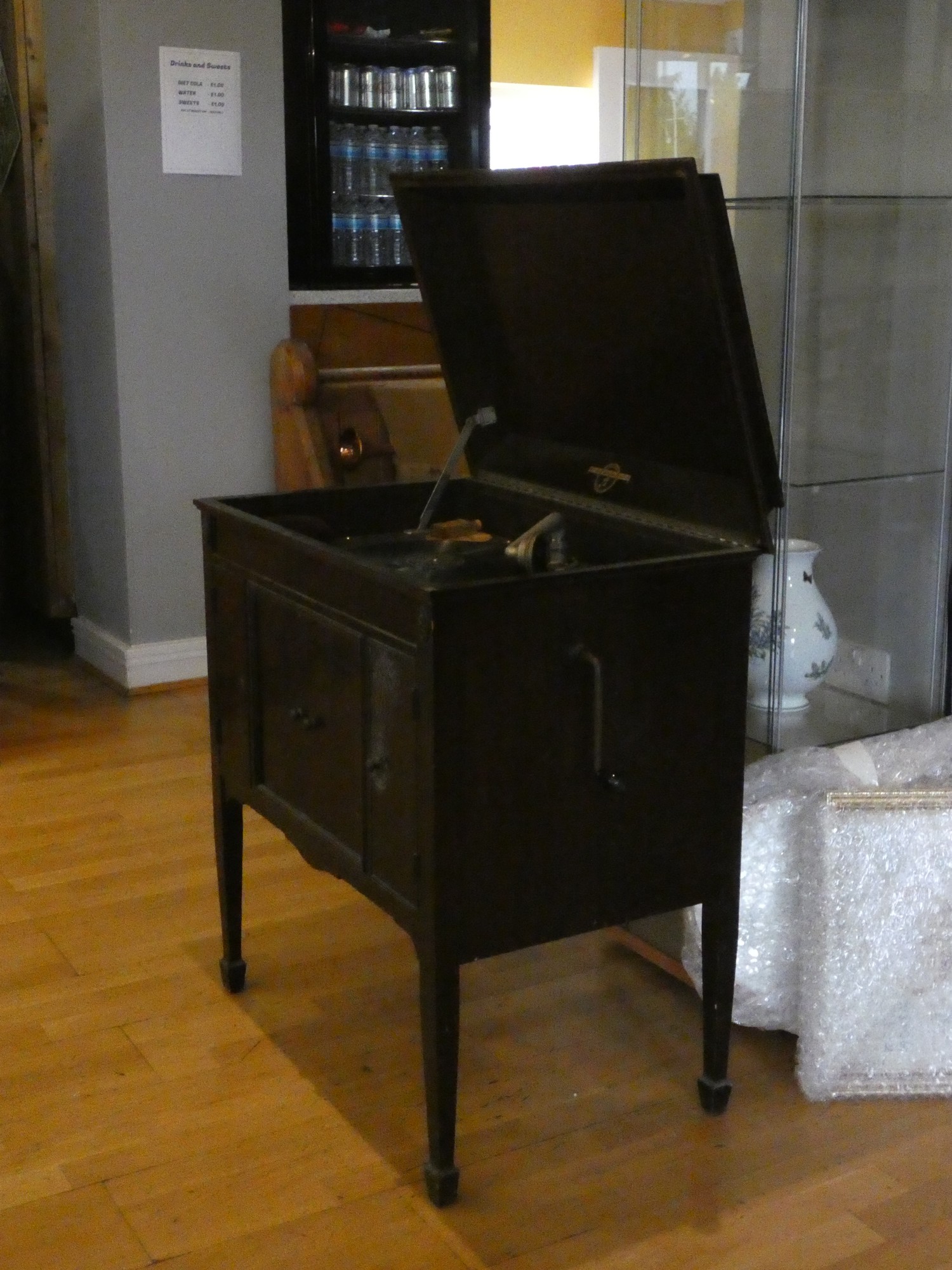 A 20th Century free standing oak cased wind up gramophone, bearing the makers name Columbia. 87cm