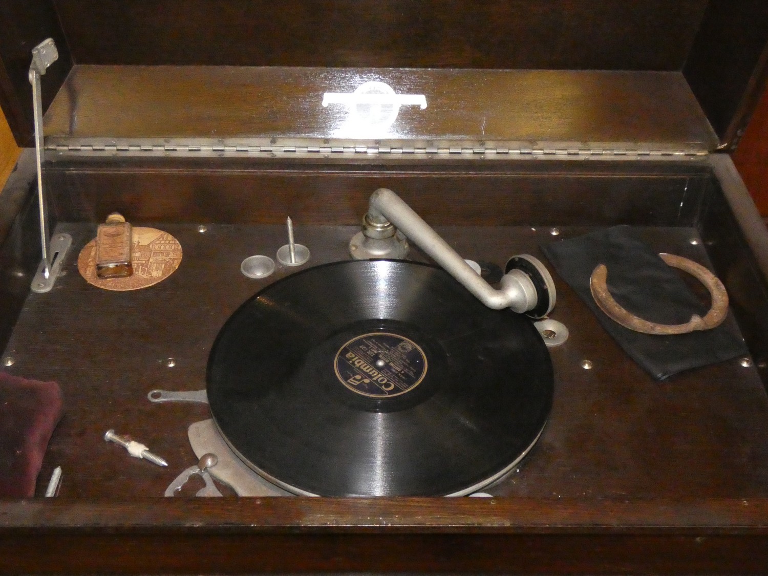 A 20th Century free standing oak cased wind up gramophone, bearing the makers name Columbia. 87cm - Image 3 of 4