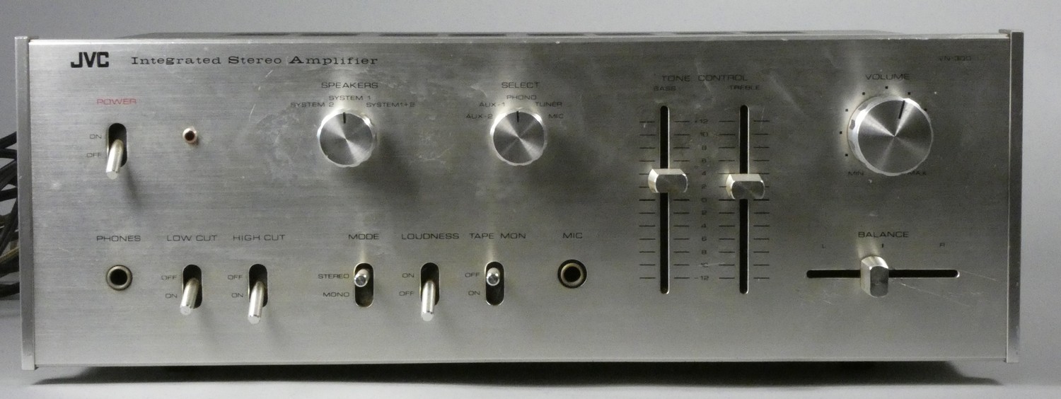 A JVC VN-300 amplifier from the 70?s, together with a JVC Model L-F41 direct drive turntable from - Image 2 of 10