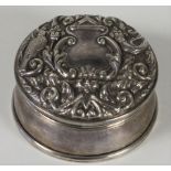 A silver trinket box, Birmingham 1973, the hinged cover with embossed decoration, diameter 8.5cm,