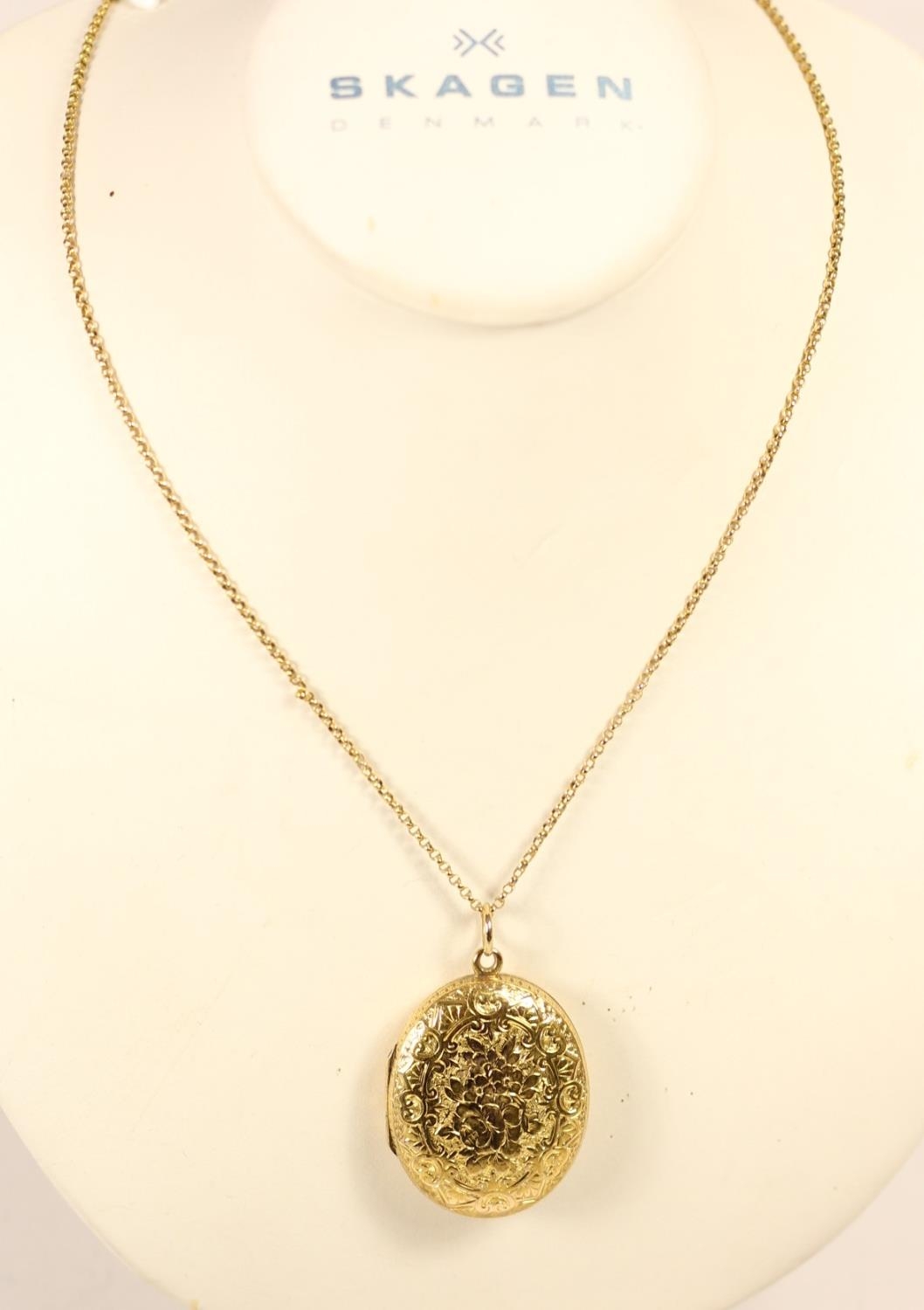 A 9ct gold and opal pendant and a 9ct gold back and front locket, 9ct chain. - Image 2 of 4