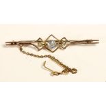 An Edwardian 9ct rose gold aquamarine and pearl bar brooch, 2.5gm, case