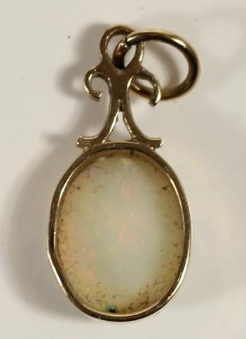 A 9ct gold and opal pendant and a 9ct gold back and front locket, 9ct chain. - Image 4 of 4