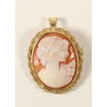 A 9ct gold mounted oval shell cameo brooch/pendant, 4.9gm