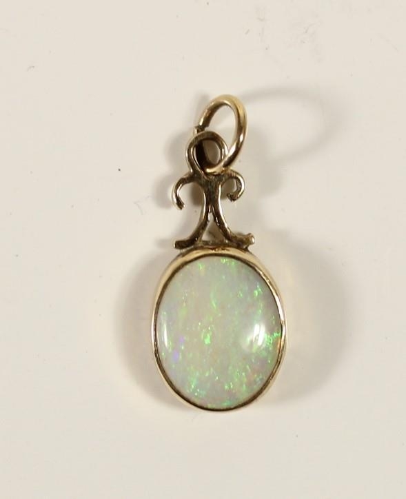 A 9ct gold and opal pendant and a 9ct gold back and front locket, 9ct chain. - Image 3 of 4