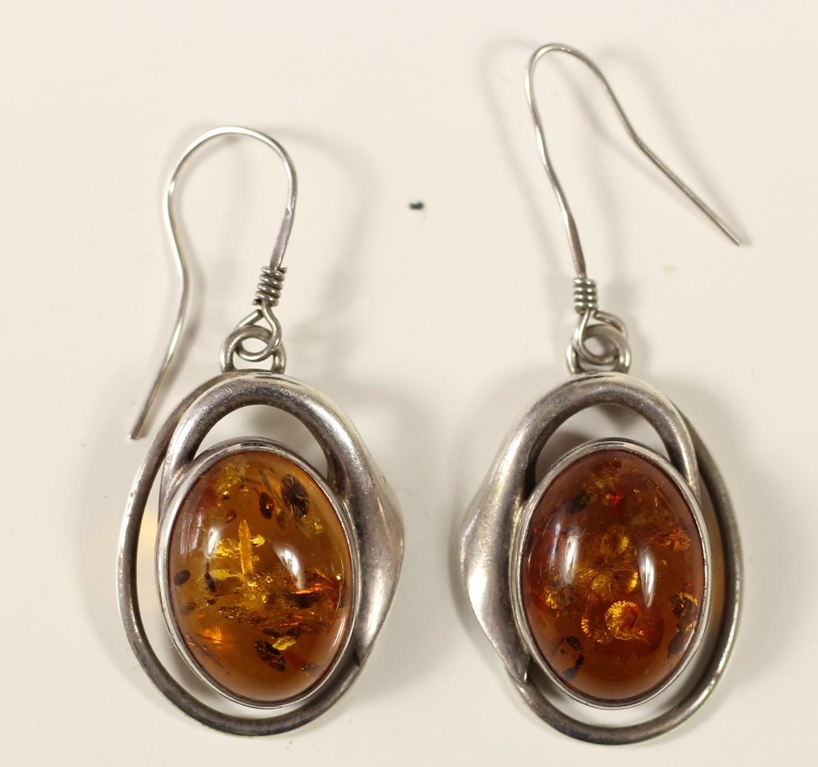 A silver and amber pendant, bracelet with matching ear rings and two pairs of ear rings - Image 6 of 7