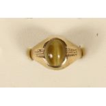 A 9ct gold an cats eye quartz ring, 2.5gm, P 1/2