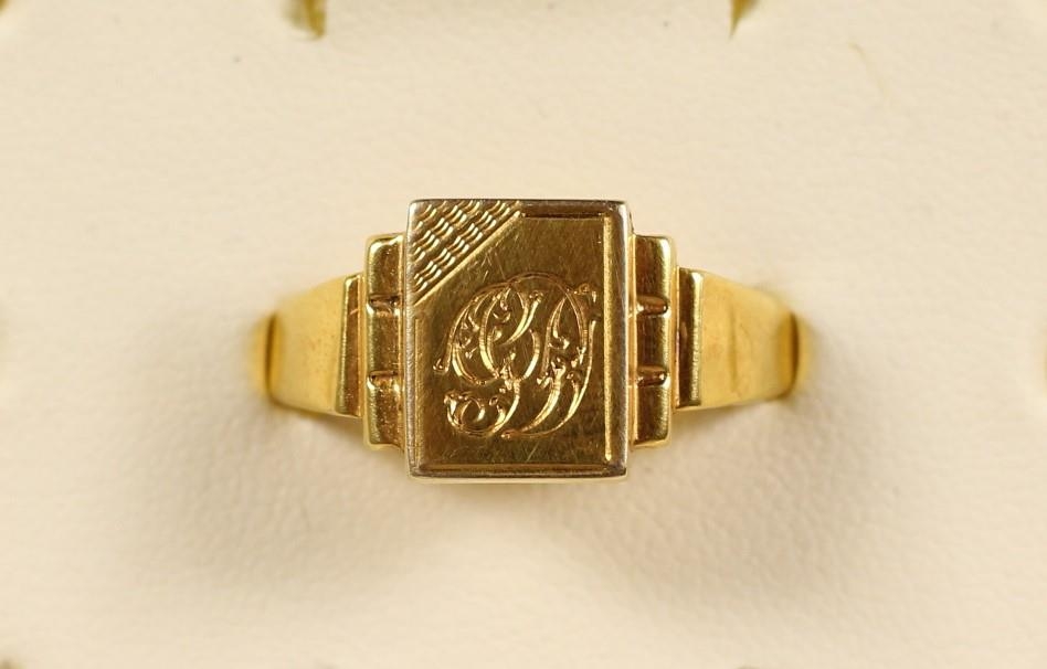 A 9ct gold signet ring, 4.9gm, U