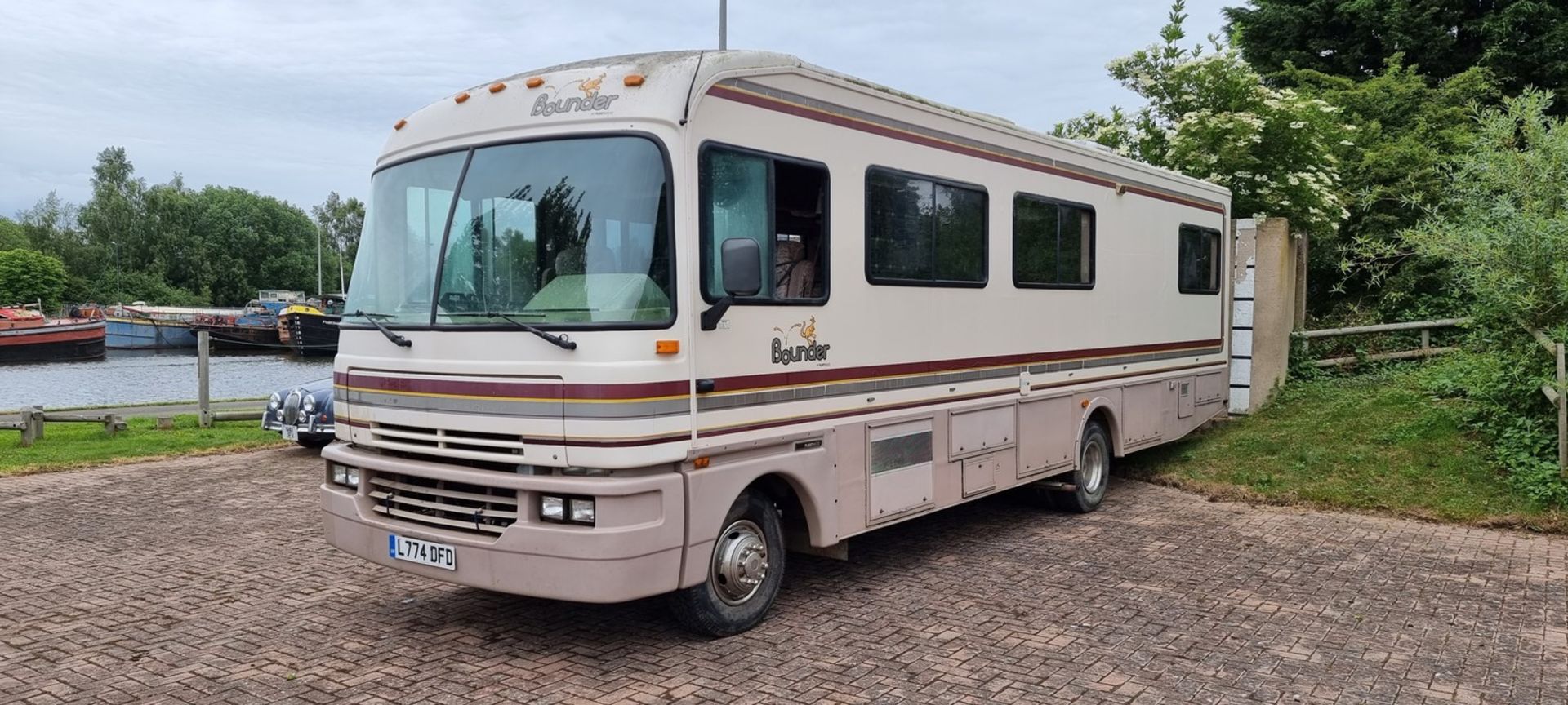 1994 Fleetwood Bounder RV, 7,400cc. Registration number L774 DFD. Chassis number