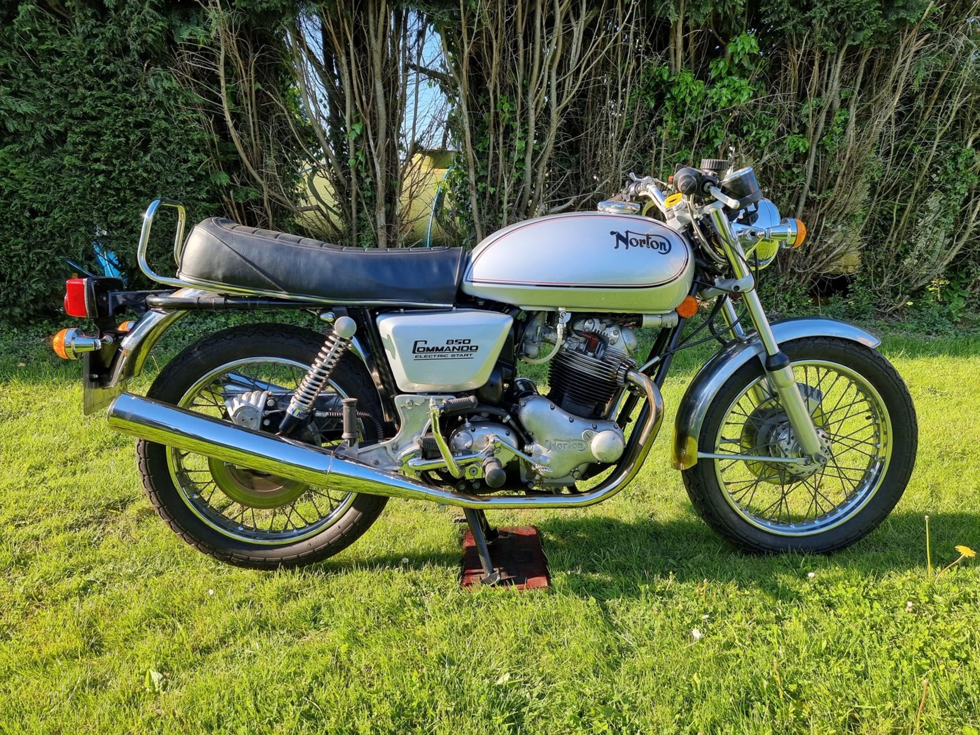 1975 Norton Commando 850, 828cc. Registration number KKL 492N. Frame number 332364. Engine number