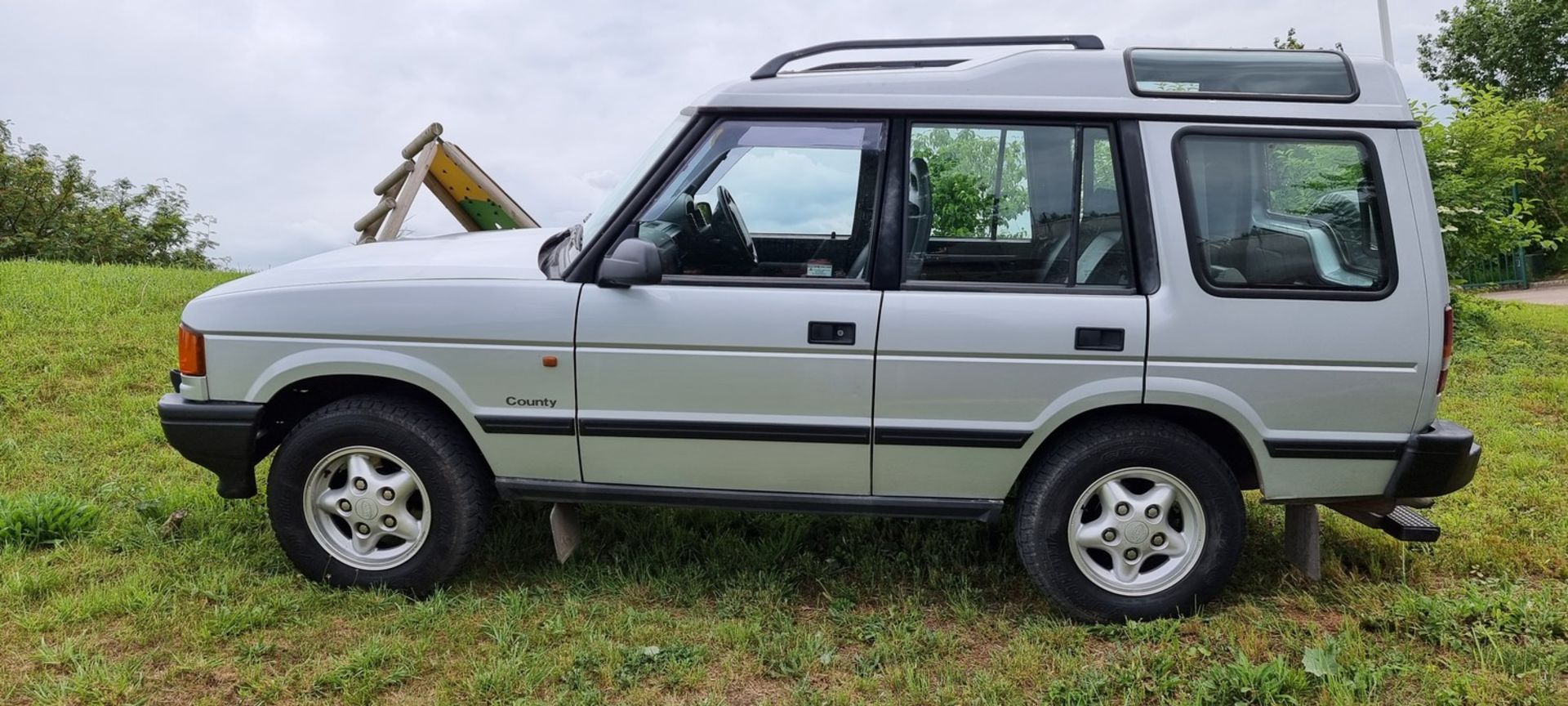 1996 Land Rover Discovery Series 1, 300 TDi, 2495cc automatic. Registration number P32 XRH. - Image 6 of 23