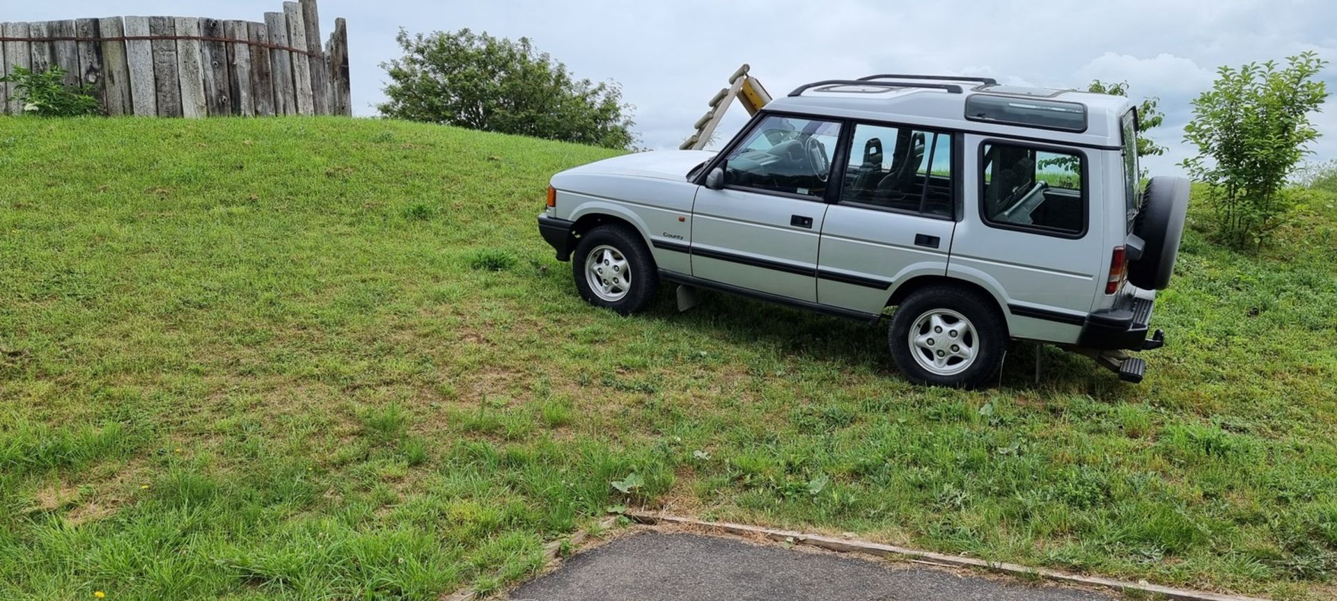 1996 Land Rover Discovery Series 1, 300 TDi, 2495cc automatic. Registration number P32 XRH. - Image 11 of 23