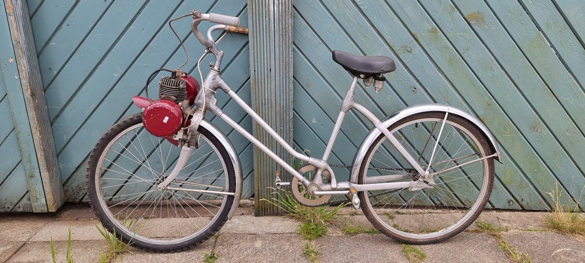 Travis engined bicycle, 1.5hp, c. 1950. Engine serial number 1515. The Travis Motor Kit was built by - Image 2 of 10