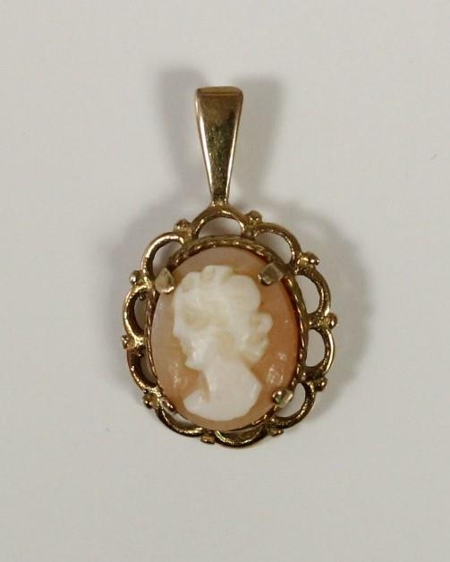 A 9ct gold cameo set ring, P, and a matching pendant and earstuds, 4.4gm - Image 2 of 5