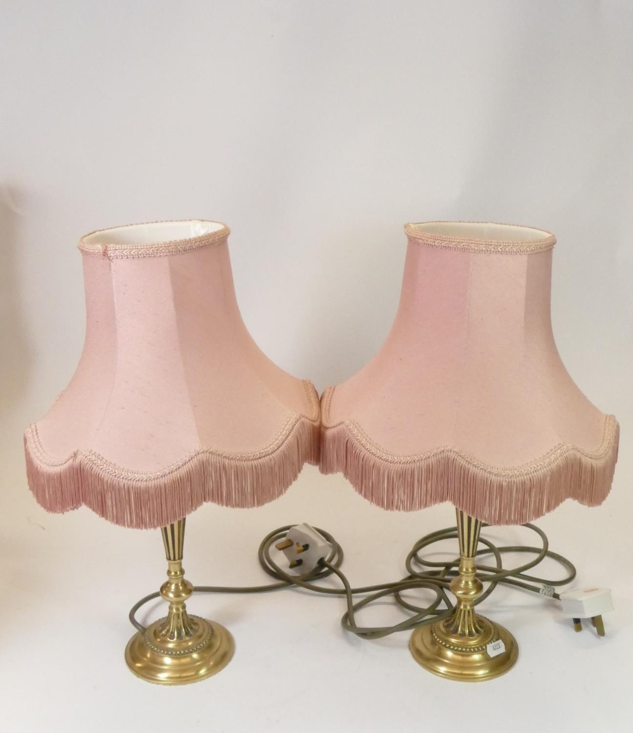 A pair of brass table lamps together with two others. (4) - Image 3 of 4