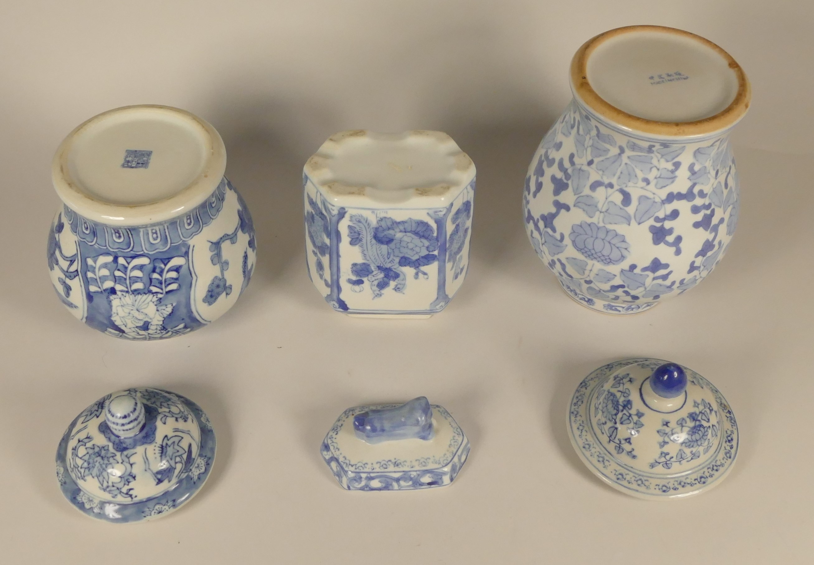 A collection of Chinese blue & white lidded vases and ginger jars to include, an early flower vase - Image 3 of 7