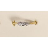 An 18ct gold three stone diamond ring, O, 1.4gm