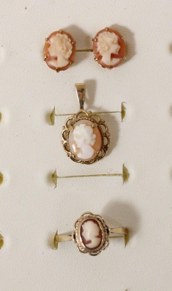 A 9ct gold cameo set ring, P, and a matching pendant and earstuds, 4.4gm